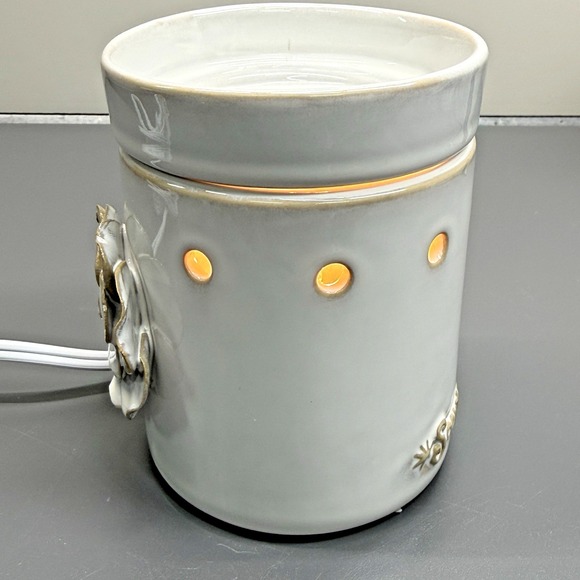 Scentsy Amala Warmer White Ceramic With Flower Design Mid-Size Authentic Product - Picture 6 of 10